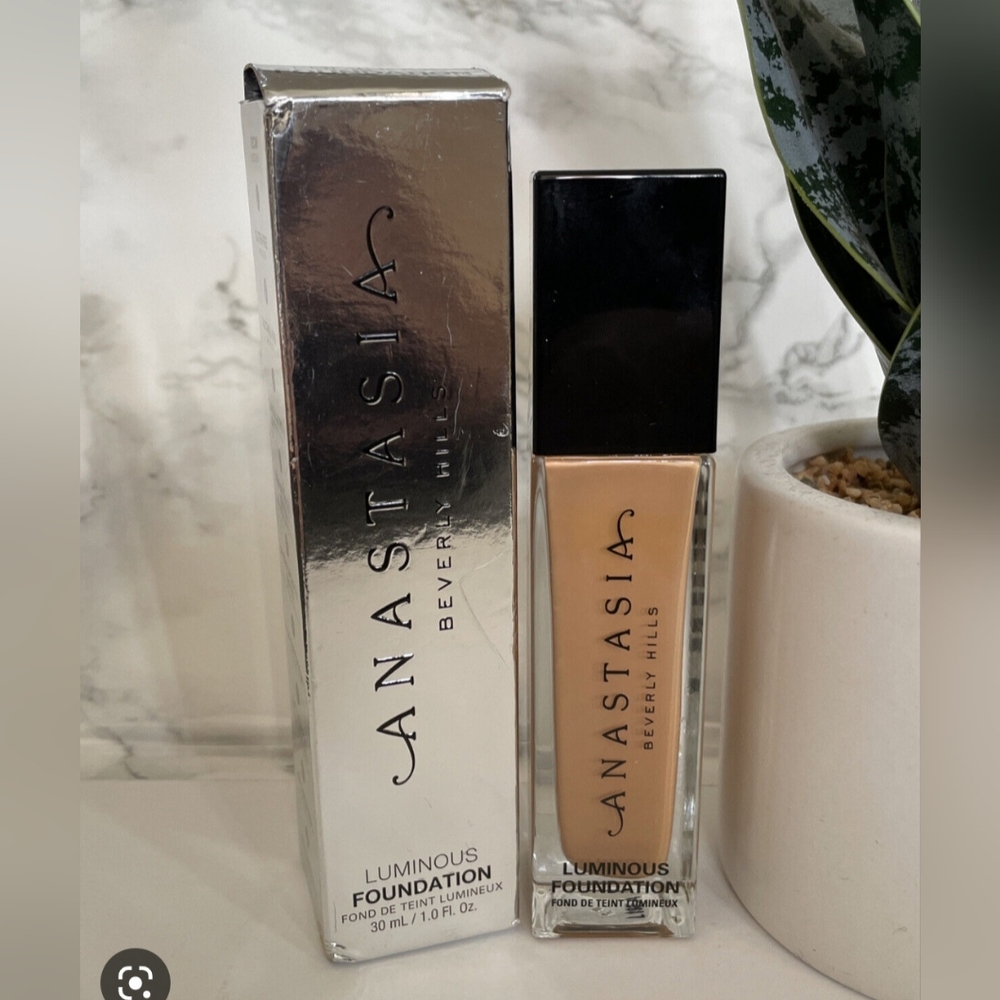 Anastasia 345C Luminous Foundation - Picture 2 of 3